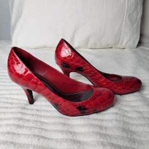 Gianni Bini Cherry Red Snakeskin‎ Embossed Pumps Heels Size 6.5M Round Toe Shoes